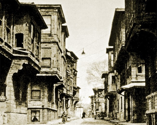İstanbul’da Süleymaniye’deki ahşap evleri gösteren eski bir fotoğraf (Arkitekt, sy. 6 [1960], s. 93)
