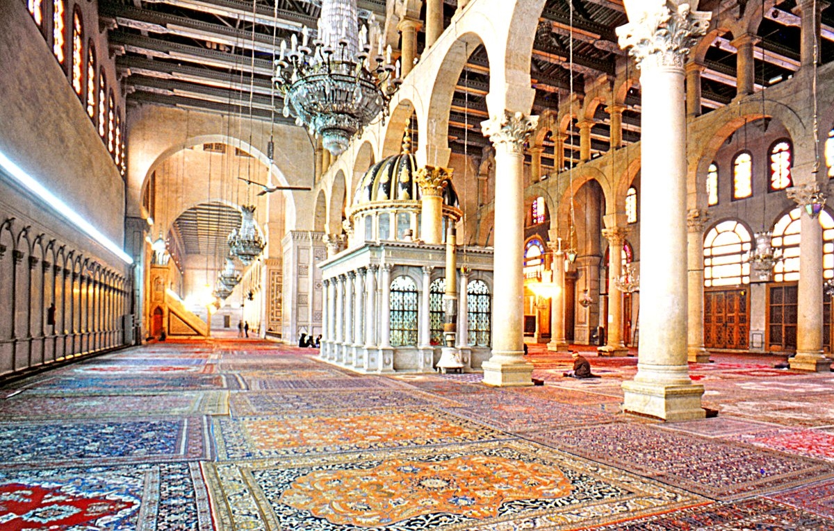 Emeviyye Camii’nin içinden bir görünüş