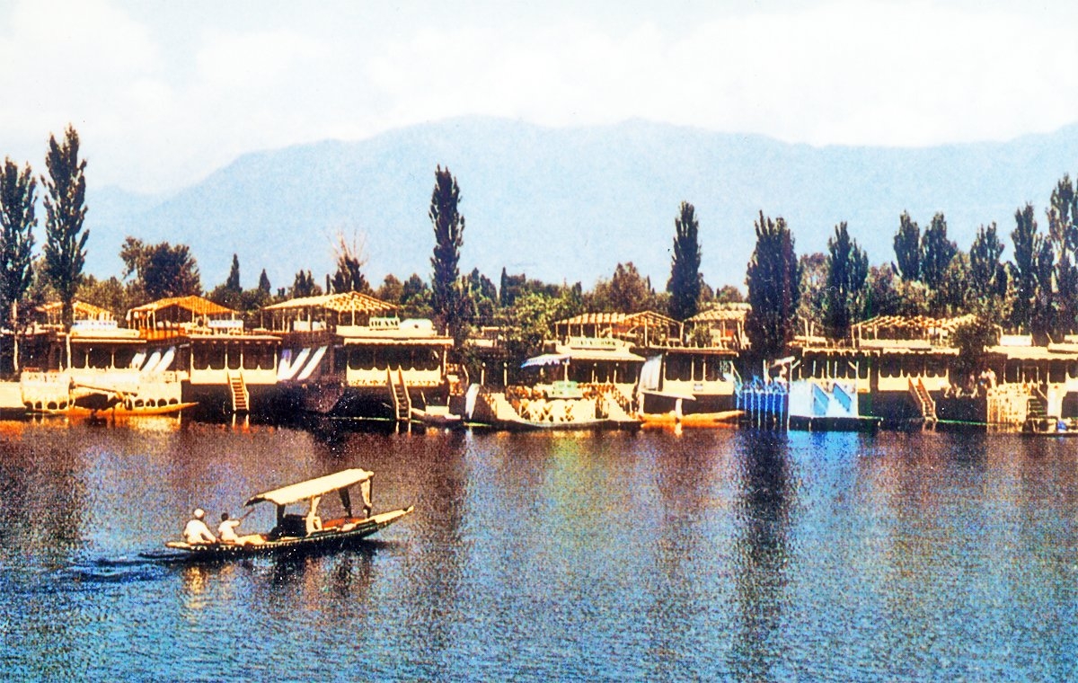 Keşmir’deki Dal gölünden bir görünüş