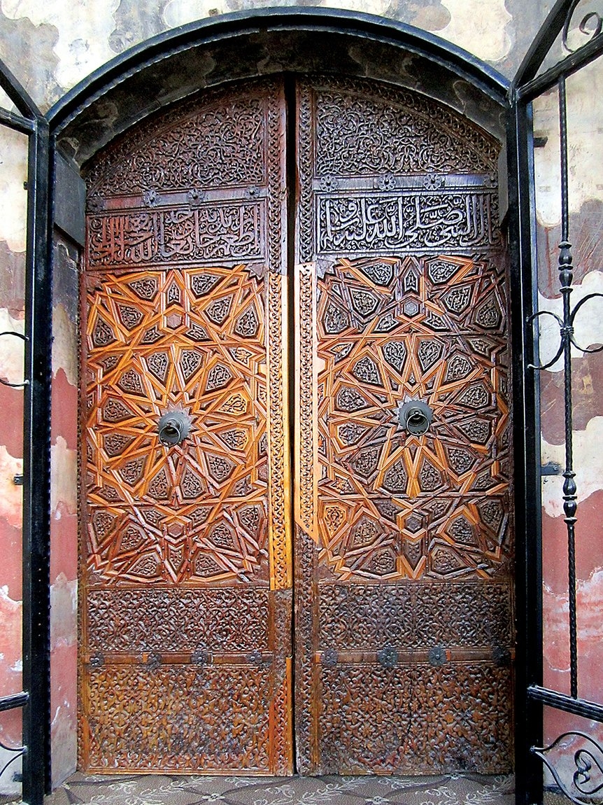 Koca Mehmed Paşa Camii’nin süslemeli ahşap kapı kanatları (Kasım Kırbıyık fotoğraf arşivi)