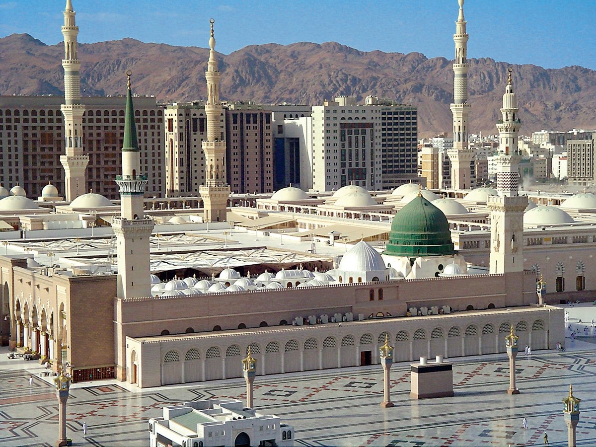 Mescid-i Nebevî’de, Hz. Muhammed’in türbesini örten yeşil kubbeden (Kubbetü’l-hadrâ) bir görünüş