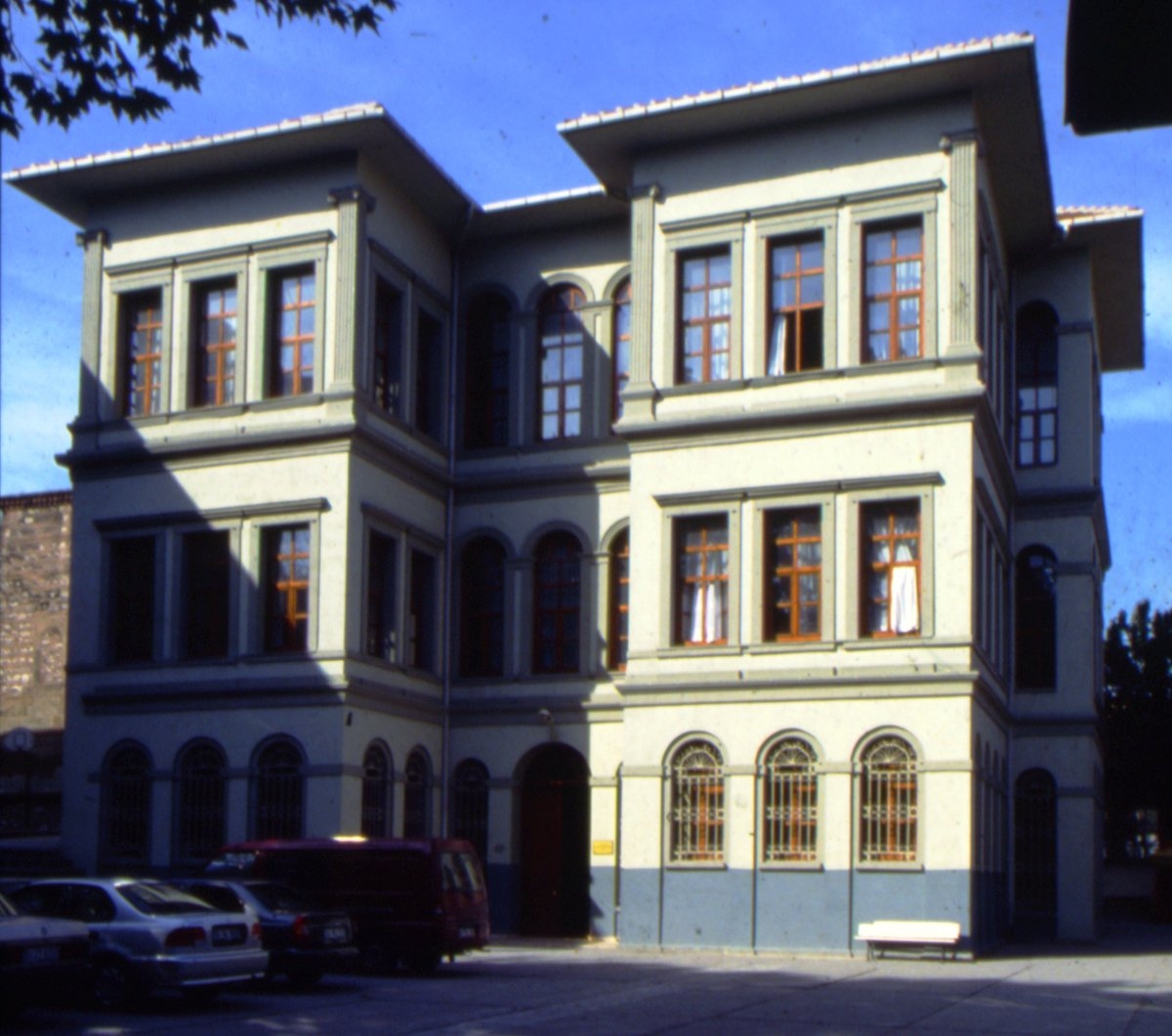 Günümüzde Vefa Lisesi olarak kullanılan Mütercim Rüşdü Paşa Konağı – Fatih/İstanbul