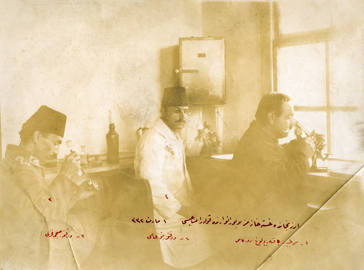 Kızılay’ın Erzincan Hastahanesi laboratuvarındaki kolera çalışmalarını aksettiren 1916 yılına ait bir fotoğraf. Sağdan sola: Sertabip Bakteriyolog Server Kâmil, Dr. Nuri Ali, Dr. Subhi Fahri(Kızılay Fotoğraf Arşivi)