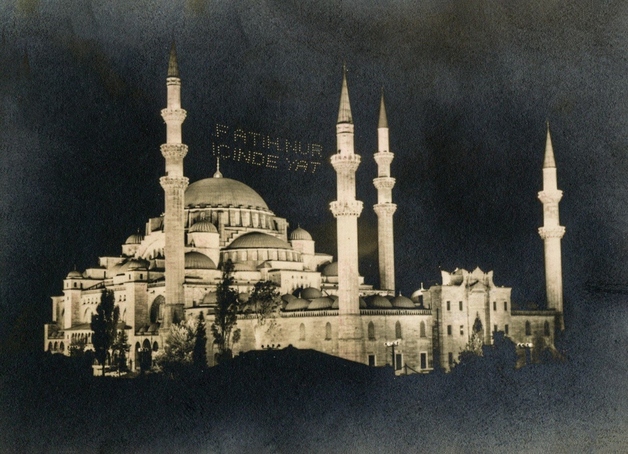 İstanbul’un 500. fetih yıl dönümümünasebetiyle Süleymaniye Camii’nde kurulan“Fatih Nur İçinde Yat” mahyası(K. Yusuf Ünal koleksiyonu)