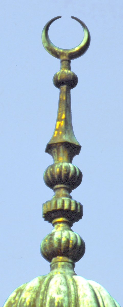 Aksaray Vâlide Camii’nin karma üslûp özellikleri gösteren alemi – İstanbul