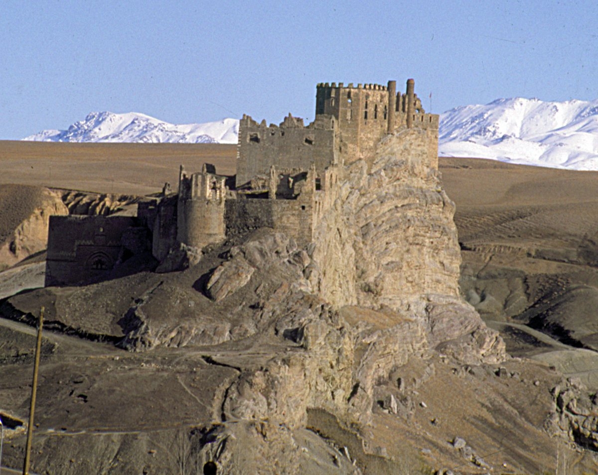 Mahmûdî Emîri Sarı Süleyman tarafından 1052 (1642) yılında imar edilen Hoşap Kalesi – Van