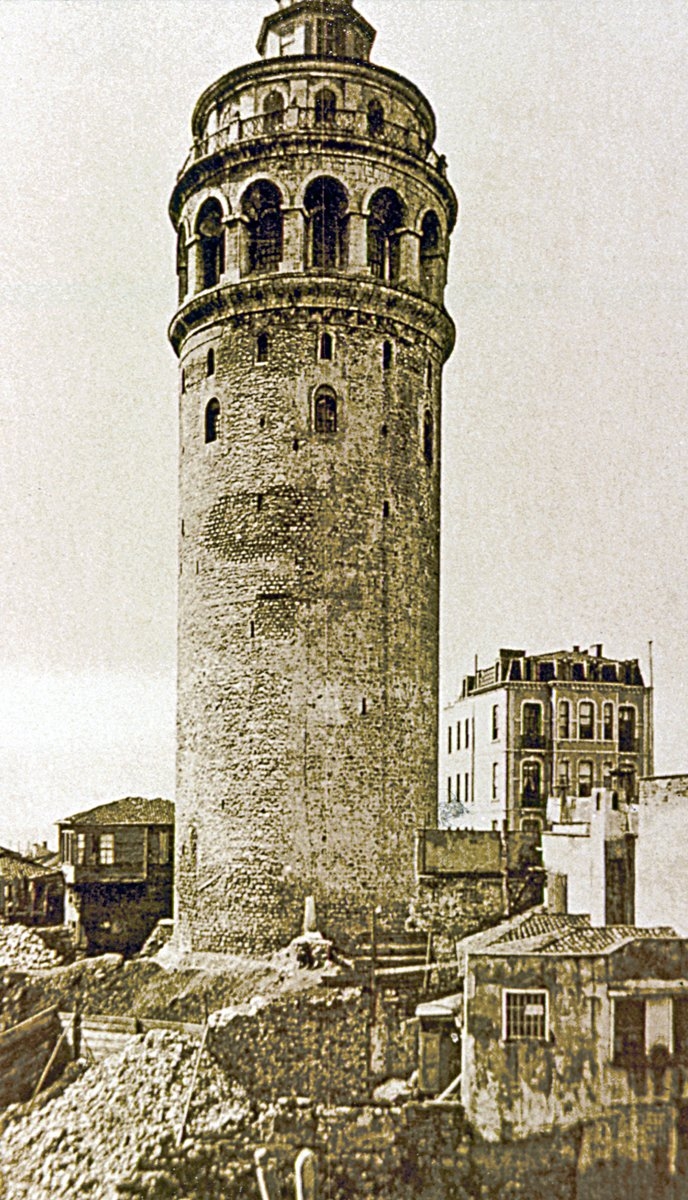 Galata Kulesi’nin son tamirden (1964-1967) önceki biçimini gösteren bir fotoğraf (Semavi Eyice fotoğraf arşivi)