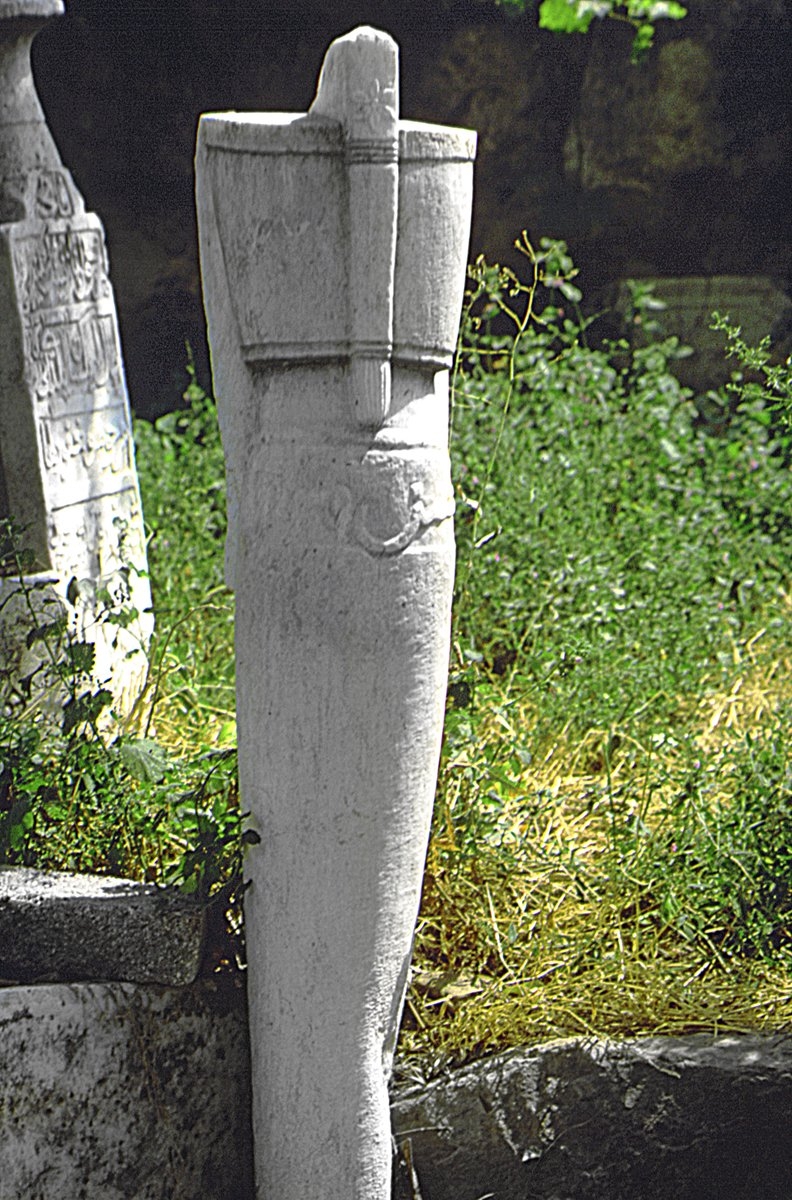 Şah Melek Camii hazîresindeki yeniçeri mezar taşı – Edirne