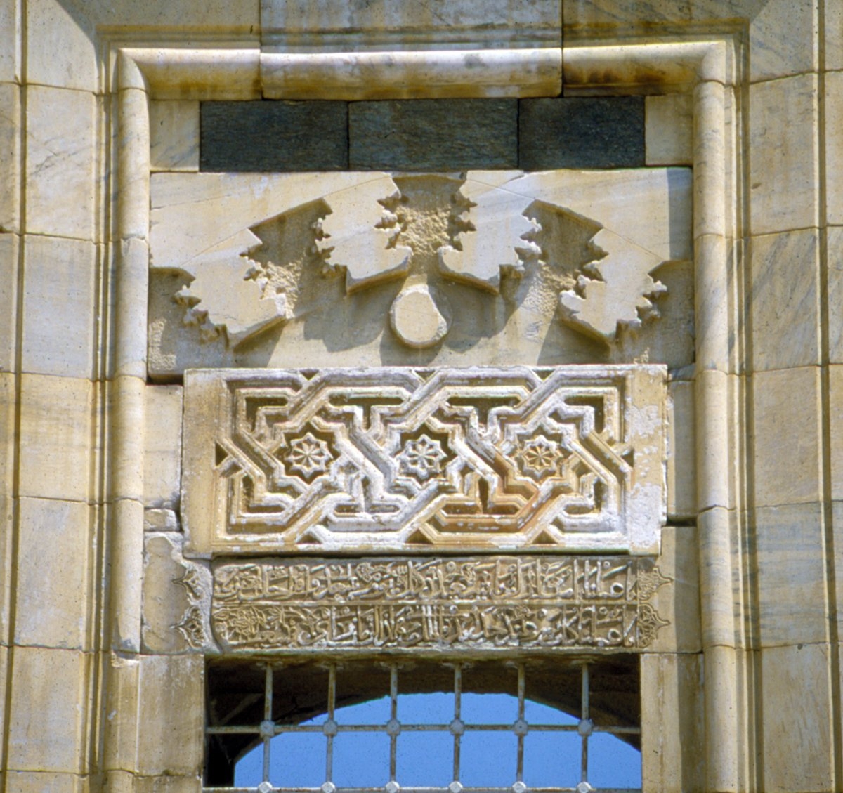 Îsâ Bey Camii’nin batı cephesindeki pencere alınlıklarından biri