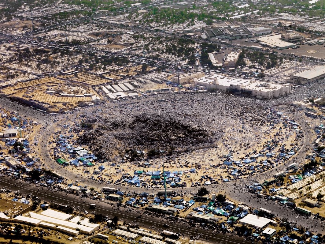 Vakfenin yapıldığı Arafat’ta Cebelirahme (Fatma – Orhan Durgut fotoğraf arşivi)