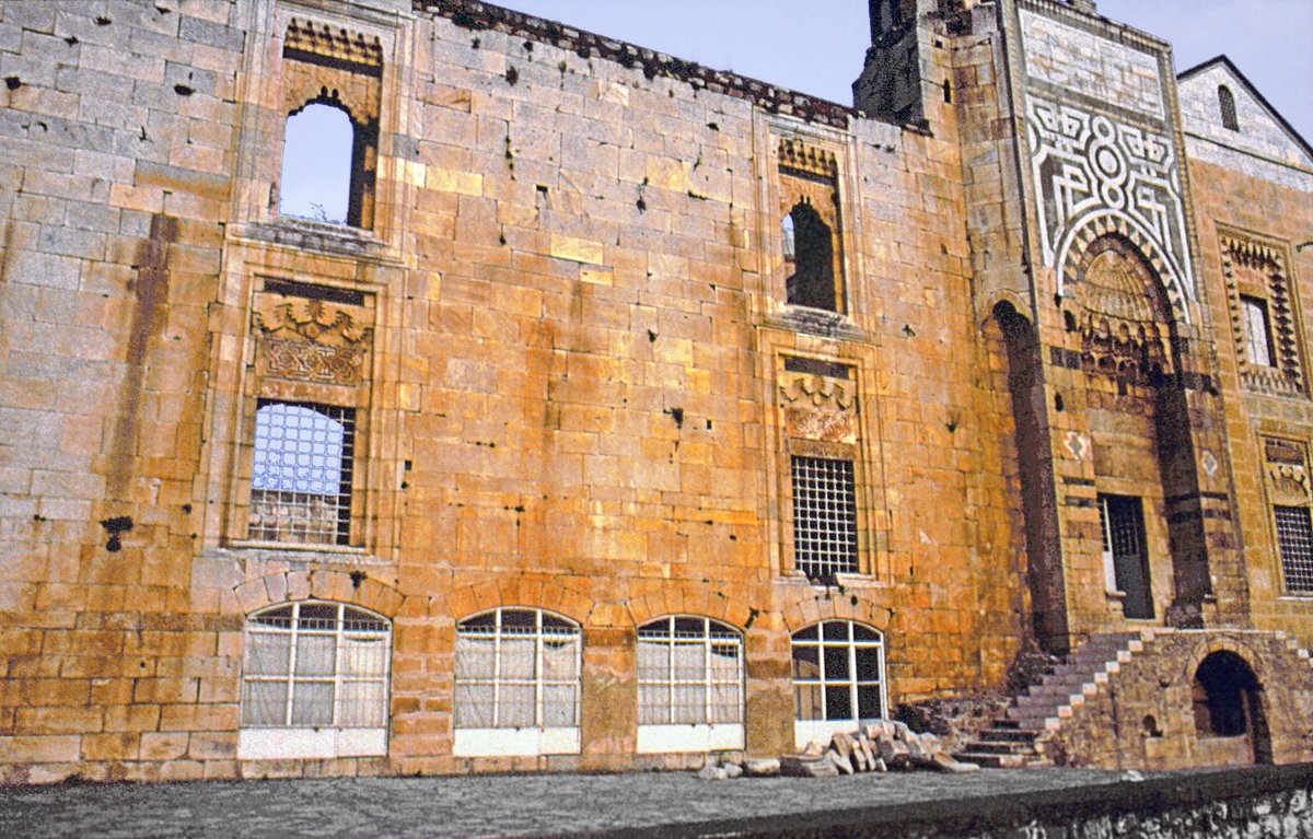 Aydınoğulları’nın en önemli eseri olan Îsâ Bey Camii’nin batı cephesi – Selçuk/İzmir