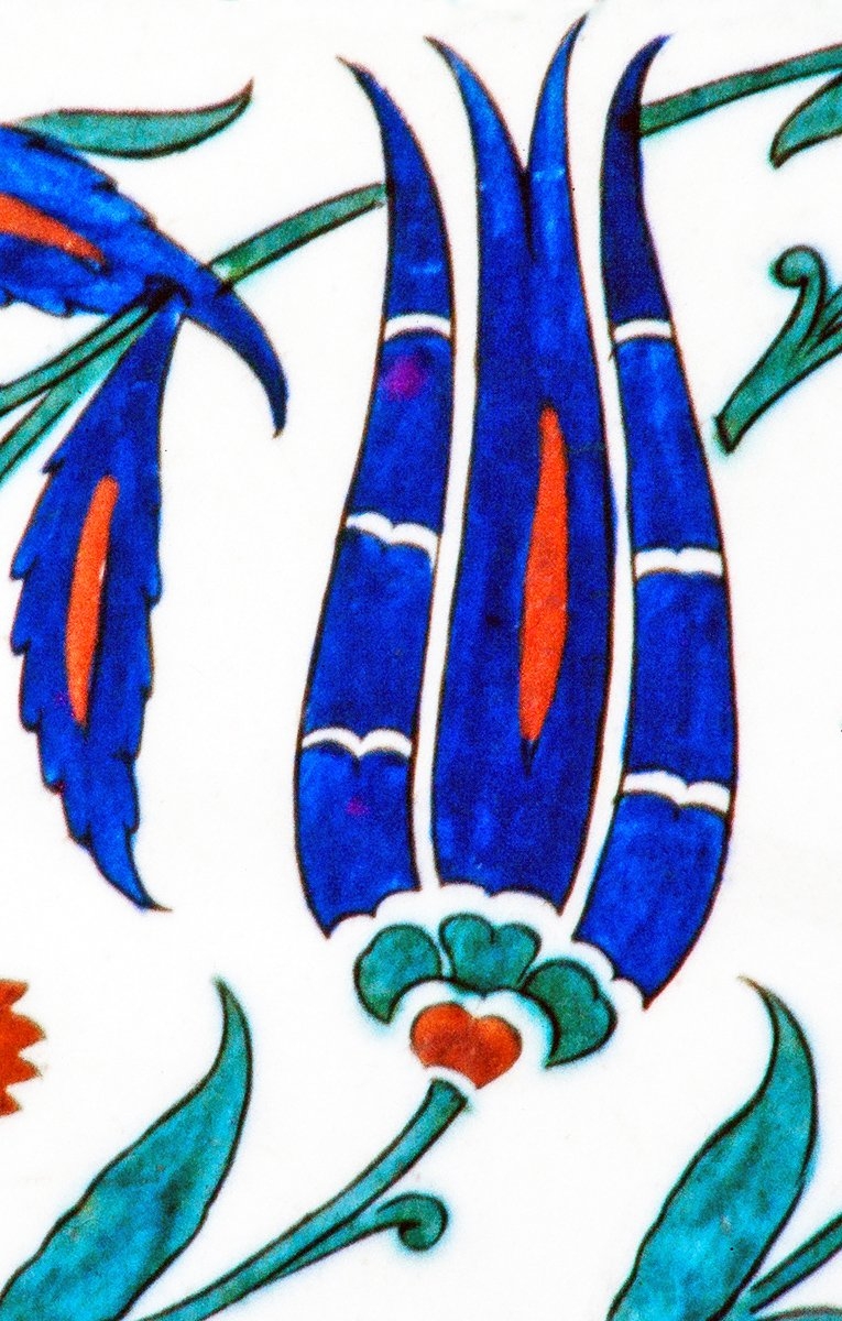 İstanbul’daki Rüstem Paşa Camii’nde lâle desenli bir çini panodan detay