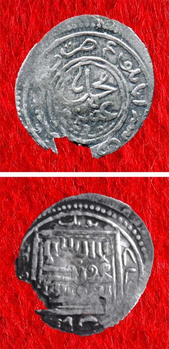 Aydınoğulları’ndan Îsâ b. Mehmed adına basılmış gümüş sikke (İstanbul Arkeoloji Müzeleri, Teşhir nr. 1323)