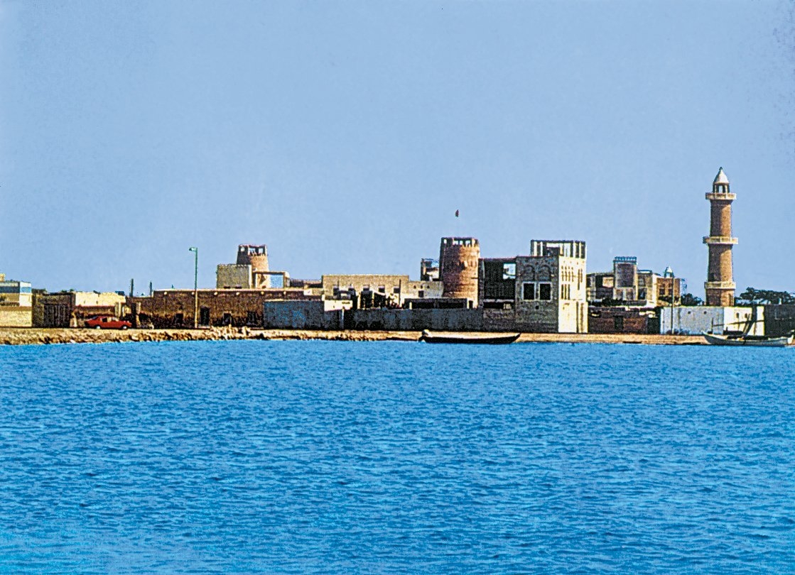 Ümmülkayveyn’den bir görünüş ve halen müze olarak kullanılan Ümmülkayveyn Kalesi