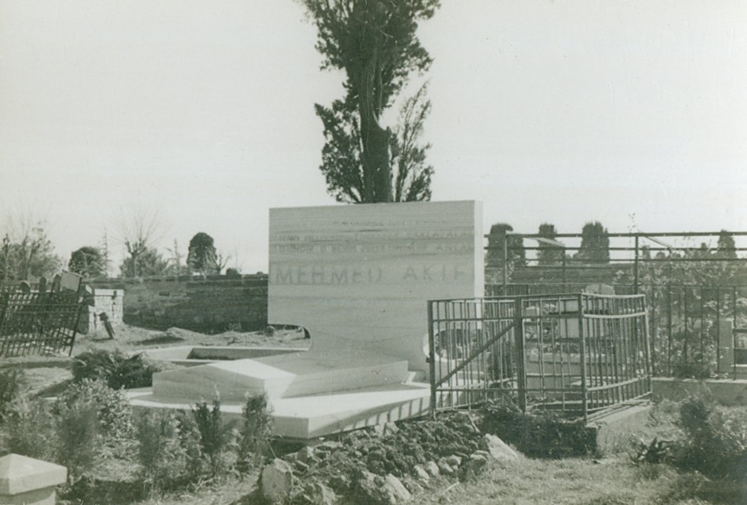 Mehmed Âkif’in Edirnekapı Mezarlığı’nda bulunan ve yol inşaatı sebebiyle taşınan eski mezarı(M. Ruyan Soydan koleksiyonu)