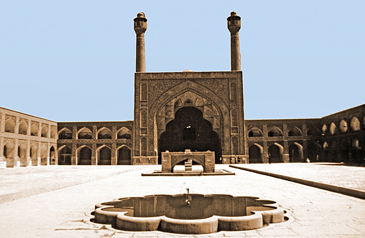 Dört eyvanlı avlu tipine örnek teşkil edenİsfahan Ulucamii’nin avlusu