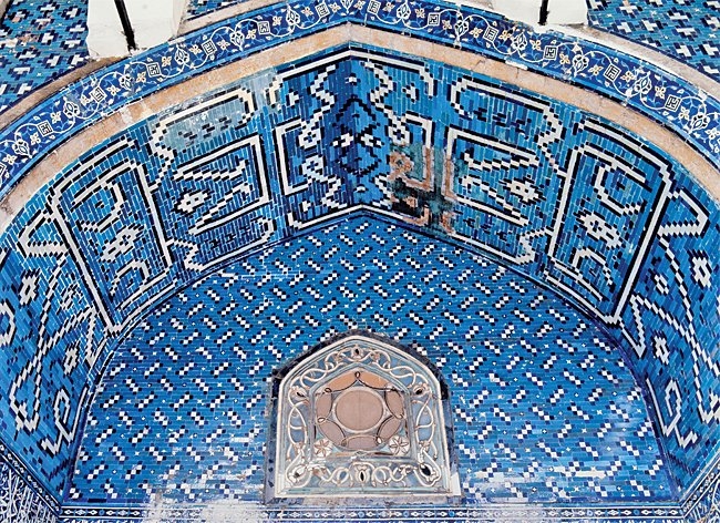 Çinili Köşk’ün girişi önündeki çini kaplamalı eyvandan bir detay