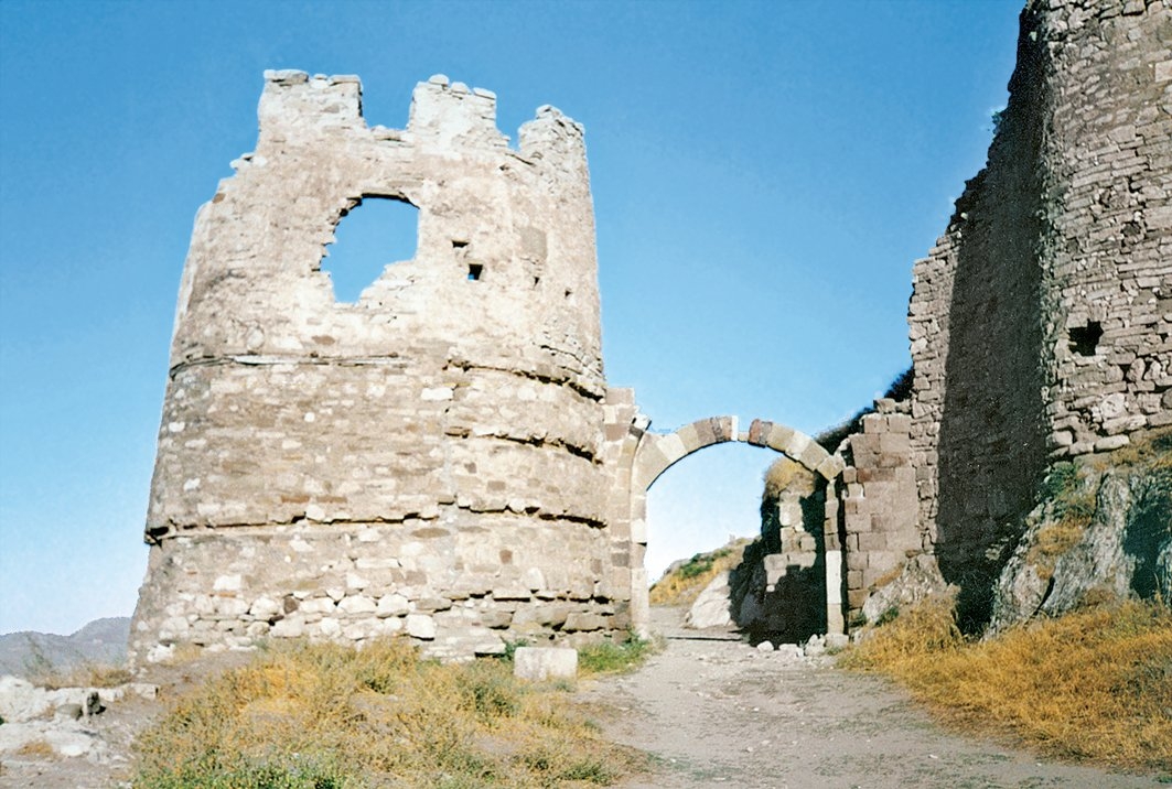 Van Kalesi’nin kapısı ve burçları