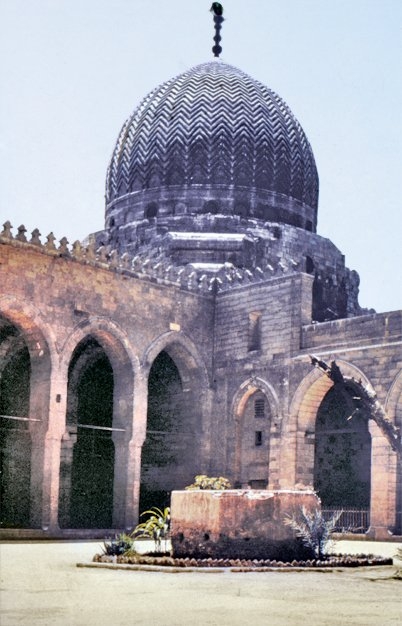 Sultan Berkuk Türbesi’nin Berkuk Külliyesi avlusundan görünüşü – Kahire