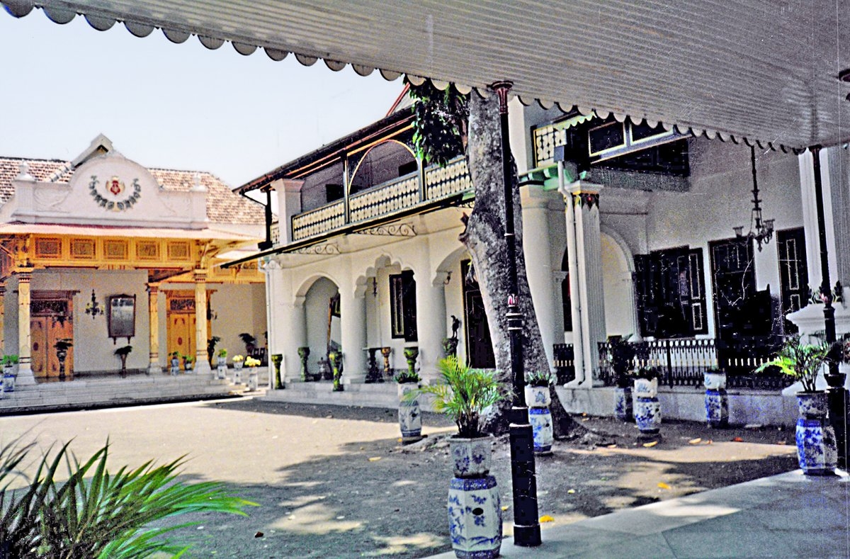 Orta Cava’nın Cokyakarta şehrindeki Sultan Sarayı avlusundan bir görünüş