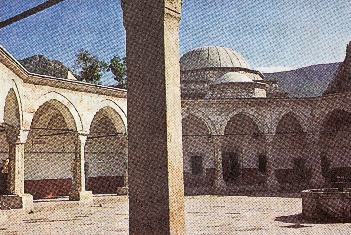 Sekizgen planlı olarak inşa edilenAmasya Kapı Ağası Medresesi’nin avlusu