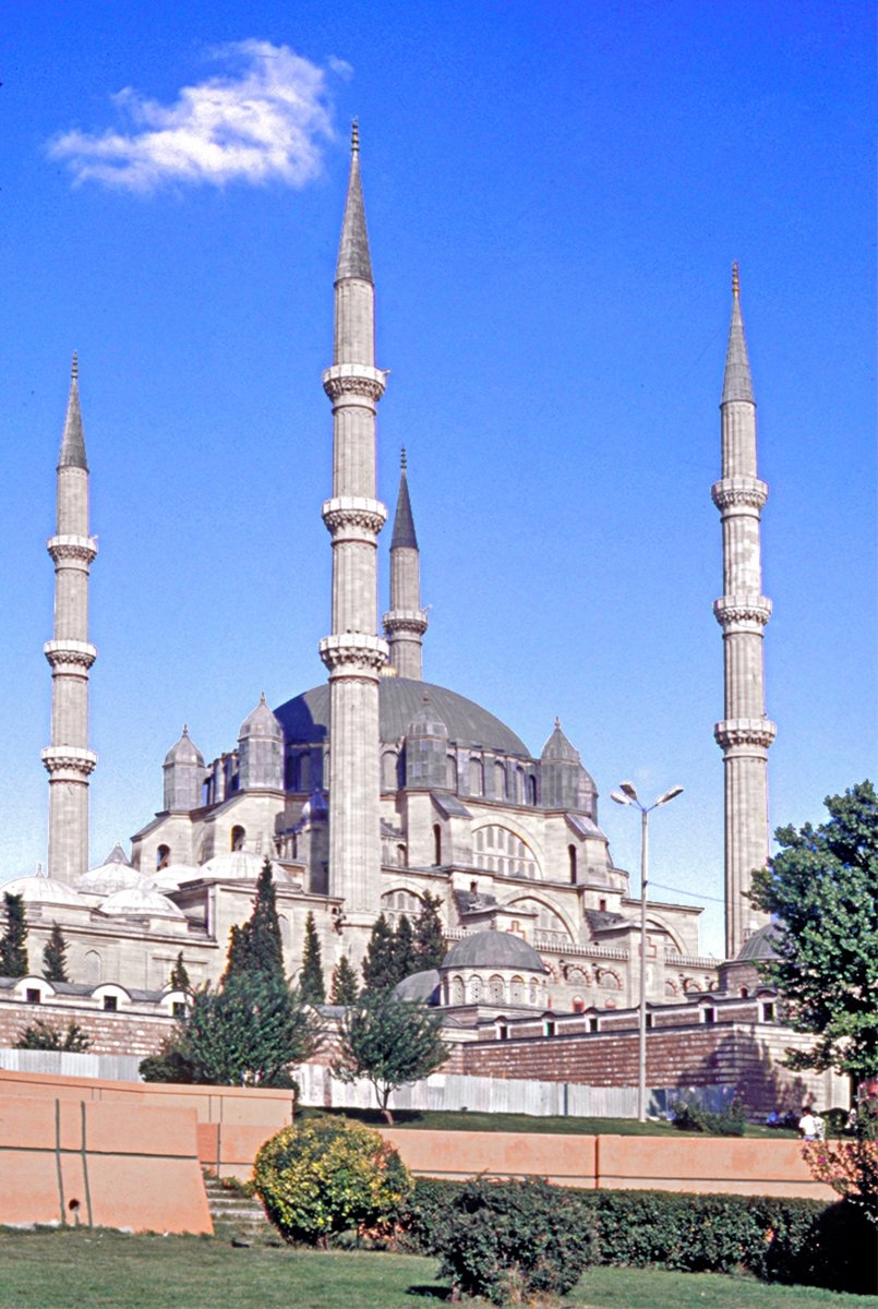 İslâm mimarisinin en muhteşem eserlerinden biri olan Selimiye Camii – Edirne