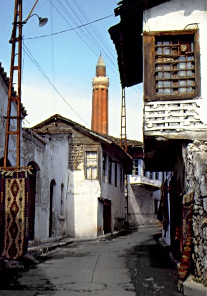 Antalya Kaleiçi evleri ve Yivli Minare