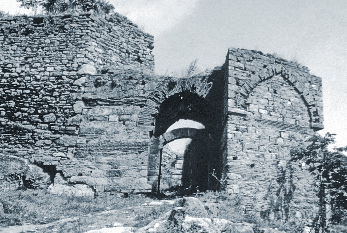 XV. yüzyılda Osmanlılar tarafından yeniden inşa edilen şehir kalesinin batı kapısı – Dimetoka
