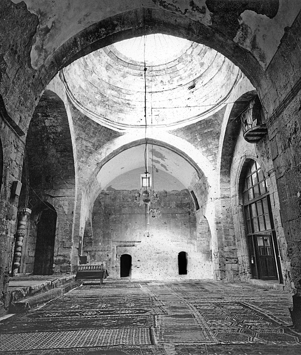 Caca Bey Medresesi’nin içinden bir görünüş