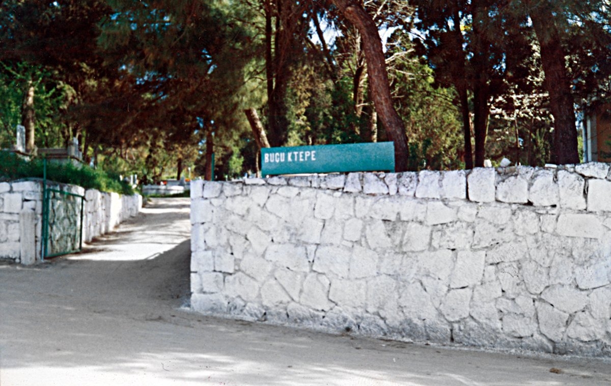 Buçuktepe Mezarlığı’nın girişi