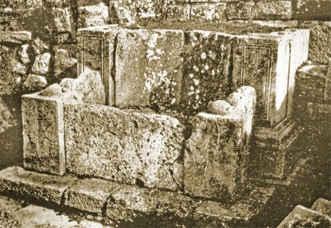 Türk çeşmelerini andıran Pompei çeşmelerinden birinin kalıntıları (H. Th. Bossert – W. Zschietzschmann, Hellas und Rom, Berlin 1936, s. 99)