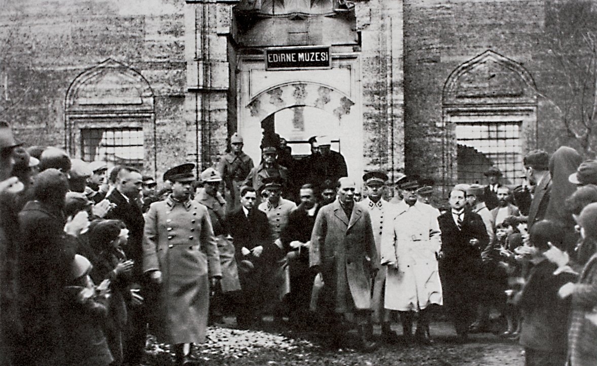 Mustafa Kemal Atatürk Edirne Müzesi’ni ziyaretinden sonra müzenin kapısının önünde