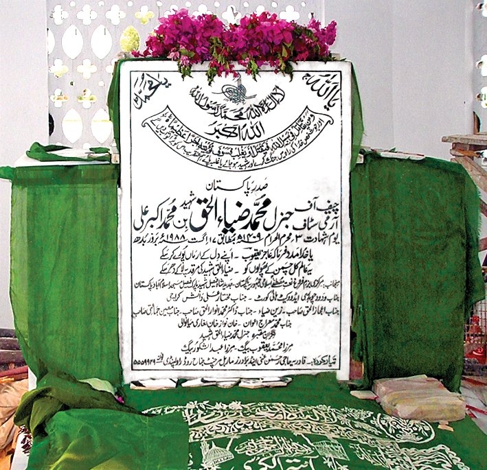 Ziyâülhakk’ın mezar taşı