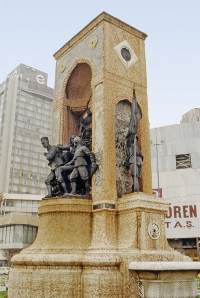 Taksim Cumhuriyet Anıtı’nın, su akıtma ağzı ve yalağının bulunduğu cepheden görünüşü – Taksim/İstanbul