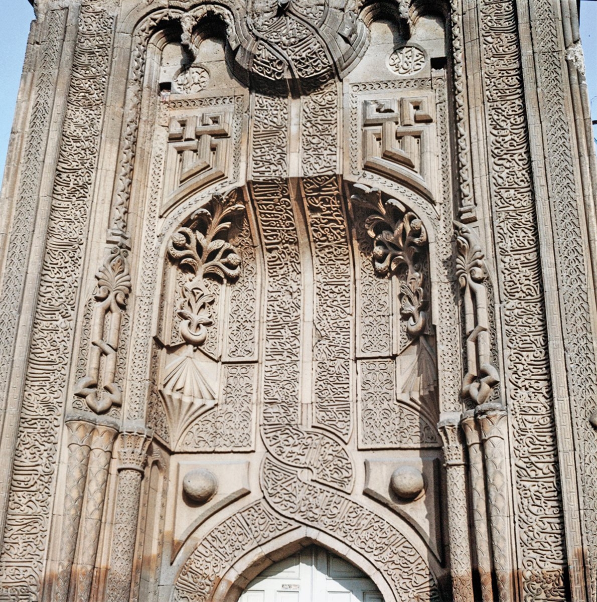 Konya İnce Minareli Medrese’nin taçkapısındaki kitâbeler