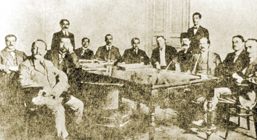 Dârülbedâyi’in, ilk okuma kurulu üyeleri. Oturanlar (soldan sağa): Emin Bülent, Mehmed Rauf, Abdullah Cevdet, Ahmed Hâşim, Tahsin Nâhid, Andre Antoine, Abdülhak Hâmid, Rıza Tevfik, Yahya Kemal, Yakup Kadri; ayaktakiler: Âsım Bey ve mütercim Bedî Bey