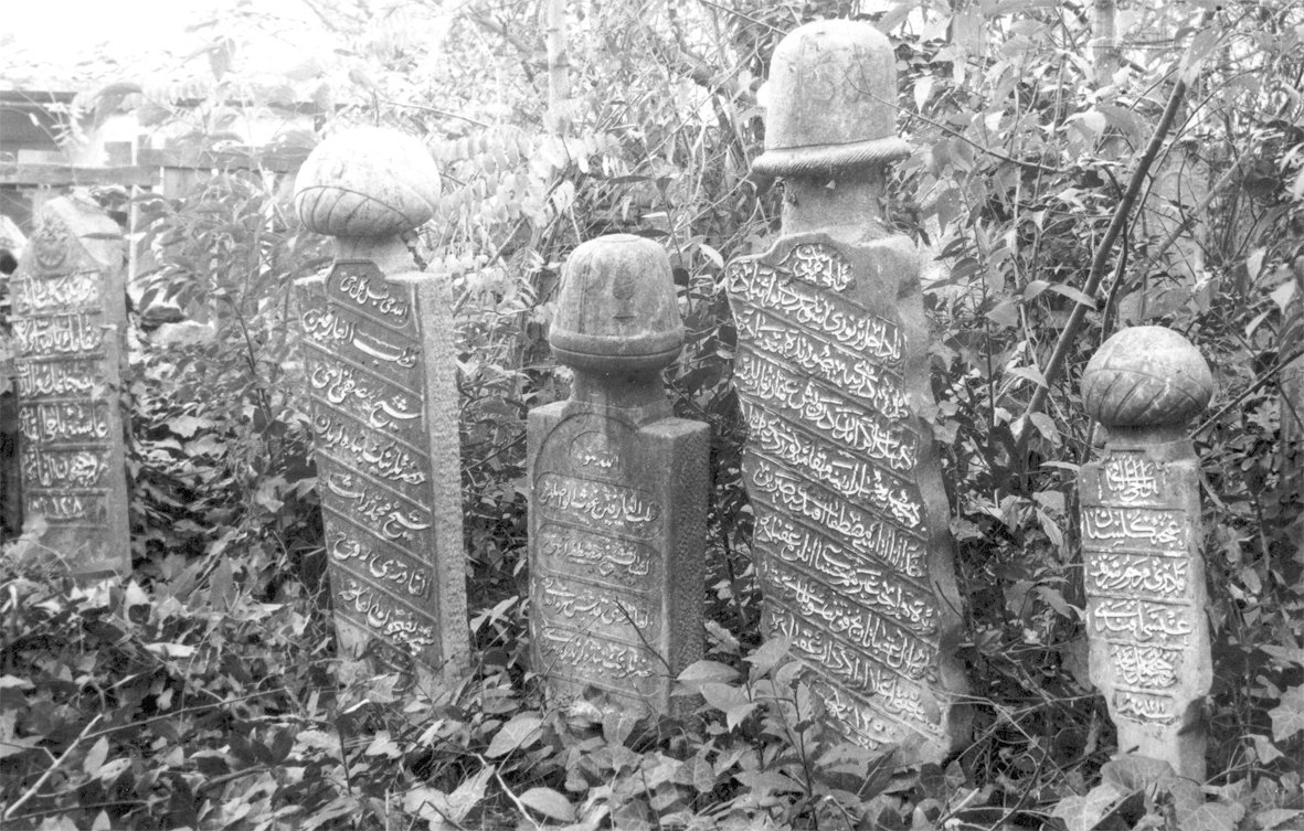 Resmî Tekkesi Türbesi’nin hazîresindeki bir grup mezar taşını gösteren 1939 tarihli fotoğraf (İstanbul Encümen arşivi)