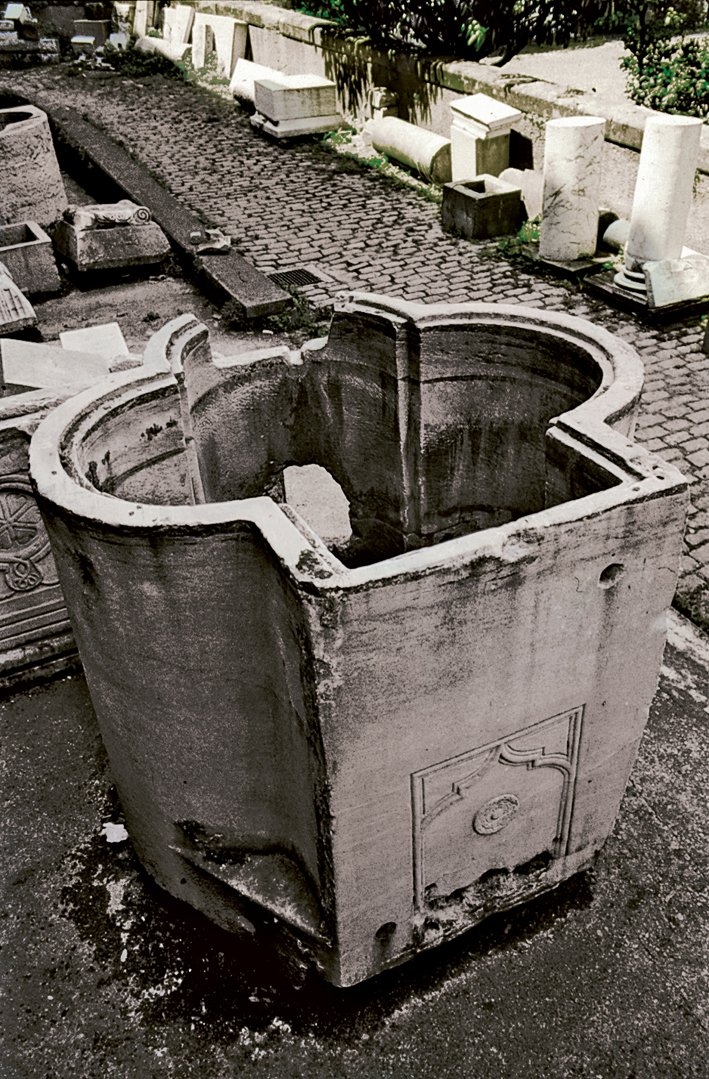 Türk döneminde su haznesi olarak kullanılan Bizans vaftiz teknesi (İstanbul Arkeoloji Müzeleri, Envanter nr. 2256)