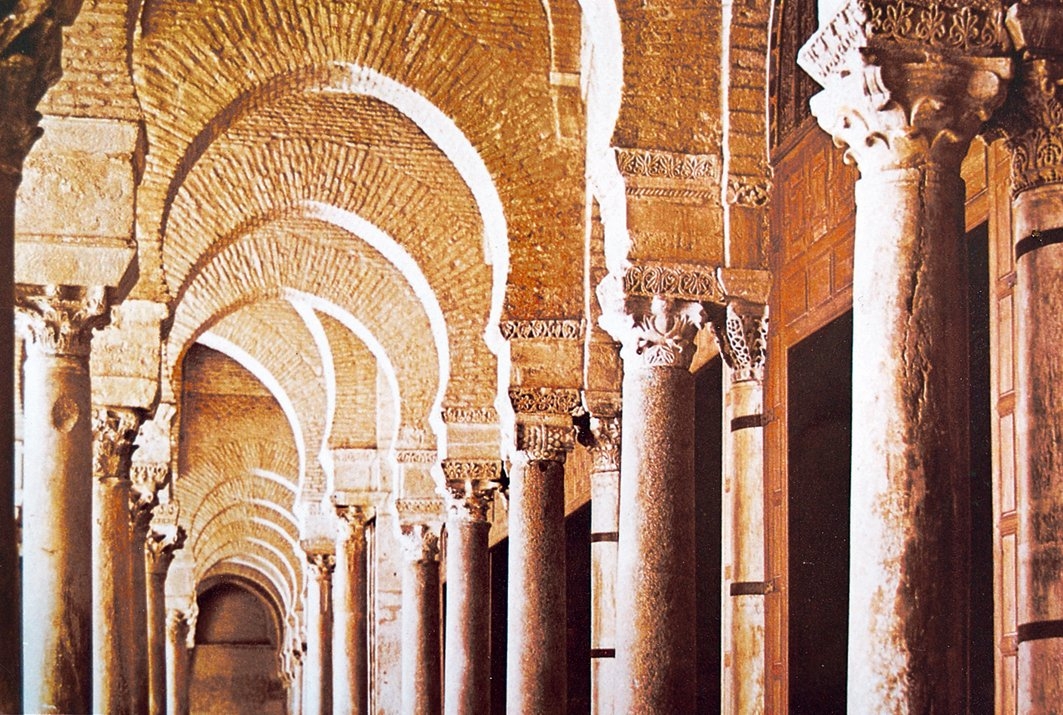 Sîdî Ukbe Camii’nin harim yönündeki revaklarından bir görünüş