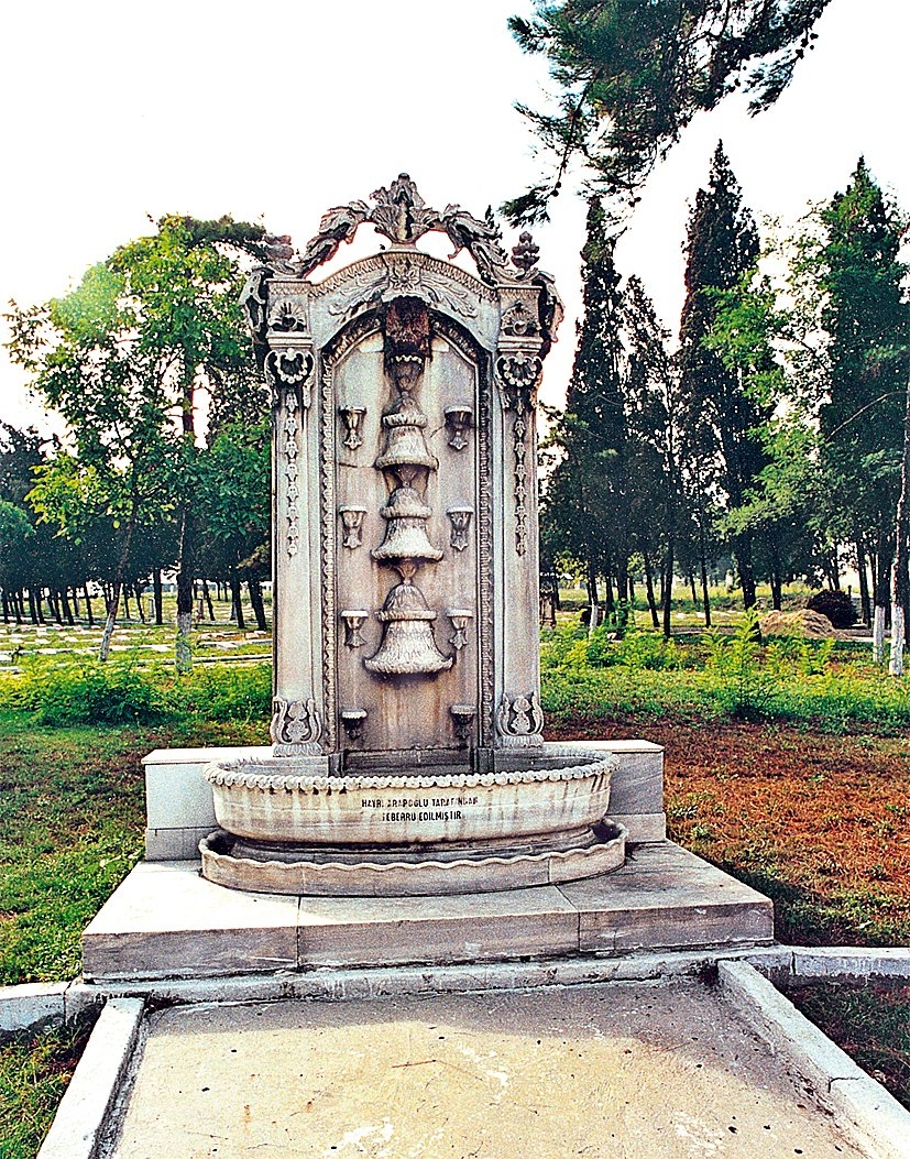 Kuruçeşme’deki Muhsinzâde Yalısı’ndanEdirnekapı Şehitliği’ne taşınan empire üslûbundakiçanaklı selsebil