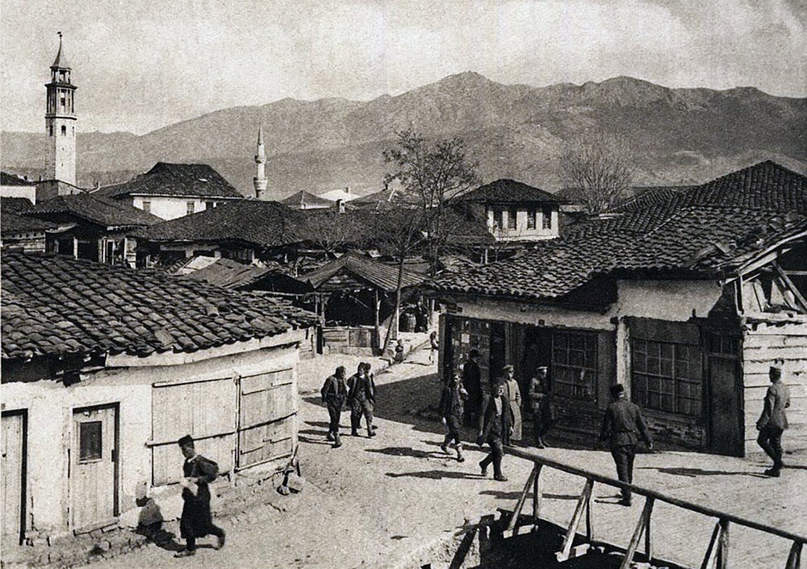 XX. yüzyılın başlarında Pirlepe’yi gösteren bir fotoğraf (arka planda saat kulesi ve Çarşı Camii’nin minaresi görülmektedir)