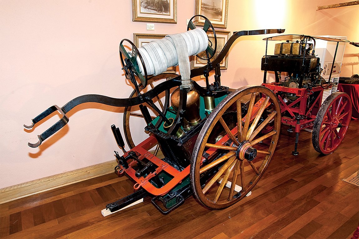 İtfaiye teşkilâtının askerî esaslara göre düzenlendiği döneme ait (1874-1923) arabalı tulumba (İstanbul Büyükşehir Belediyesi İtfaiye Müzesi, Envanter nr. 336)