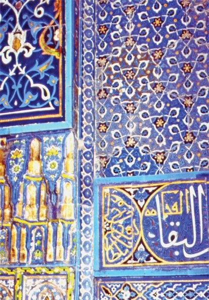 Yeşilcami alt kat mahfilinin renkli sır tekniğindeki çinilerinden bir detay – Bursa