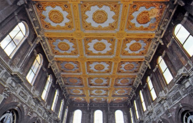 Empire üslûbundaki Beykoz Kasrı’nın üst kat salonunun tavanı