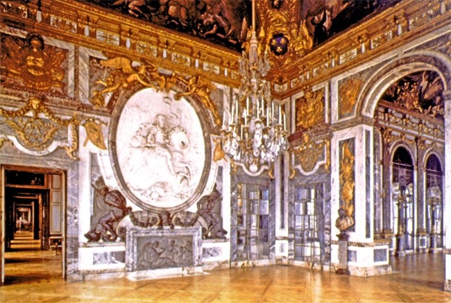 Avrupa barokunun en muhteşem örneklerinden biri olan Paris yakınındaki Versailles Sarayı’ndan bir görünüş – Fransa