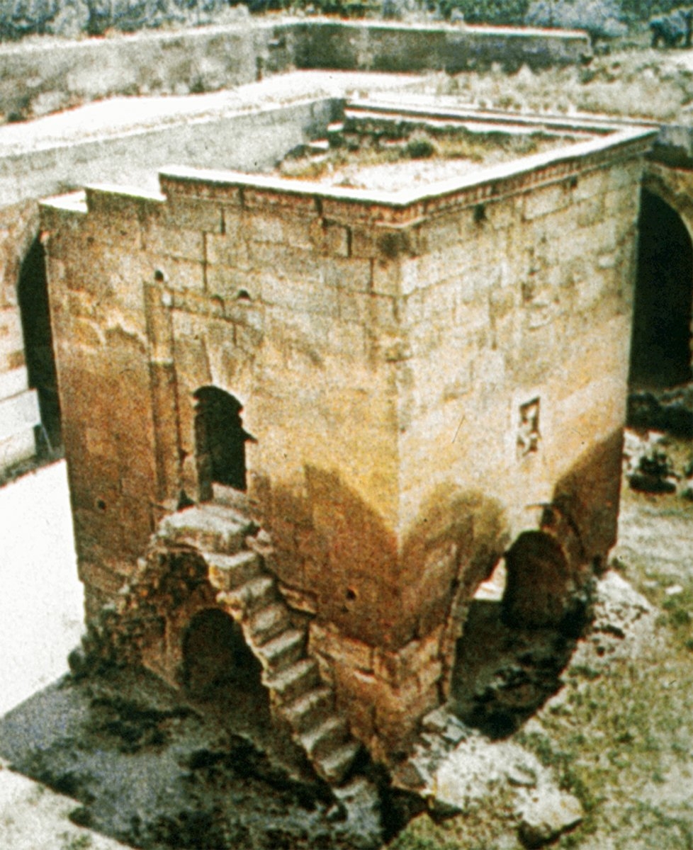 Ağzıkara Han’ın avlusunun ortasındaki köşk mescidi