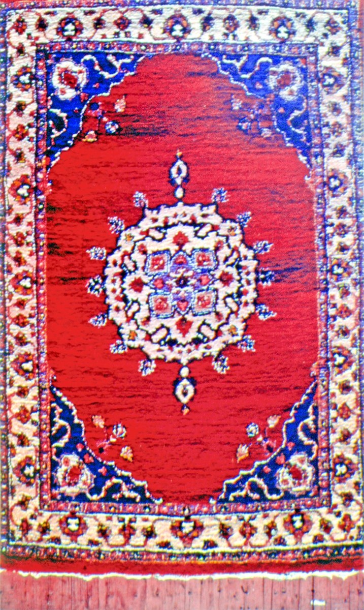 Cammû’da elde dokunmuş yün halı (D. N. Saraf, Arts and Crafts Jammu and Kashmir, New Delhi 1987, s. 98)
