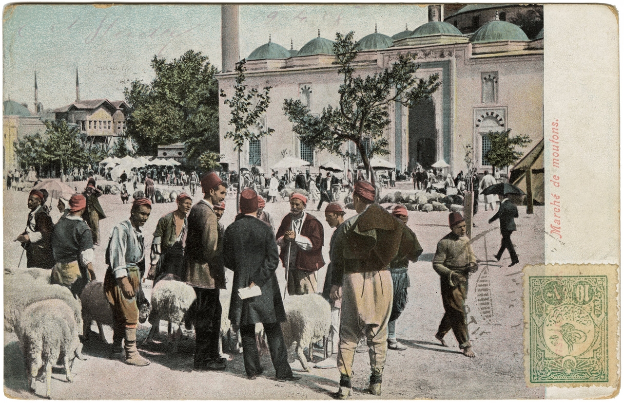 Beyazıt Meydanı’ndaki kurban pazarını tasvir eden 1900’lü yıllara ait bir kartpostal(K. Yusuf Ünal koleksiyonu)