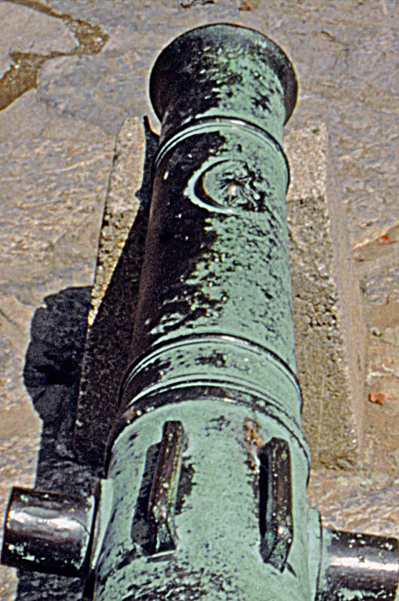 1802’de dökülmüş bir top üzerindeki ayyıldız kabartması (Rumelihisarı, Envanter nr. 3)