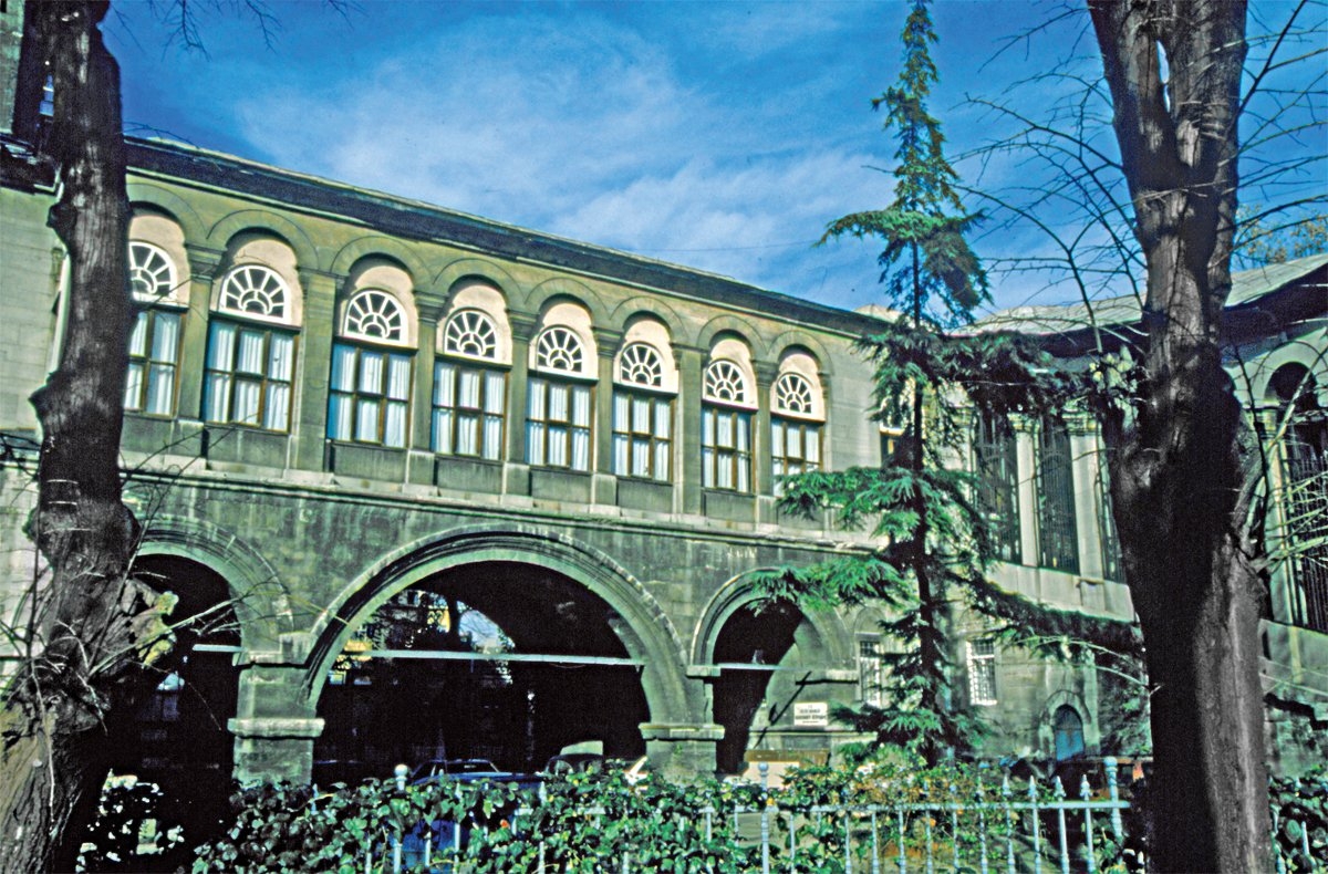 Nuruosmaniye Camii kasr-ı hümâyununa bağlantıyı sağlayan geçit